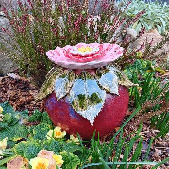 Preview: Rosenkugel mit Insektentränke - Gartendekoration - frostfest