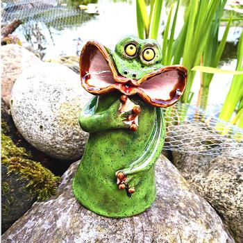 kleiner, lustiger  Pfostenfrosch - Gartendekoration